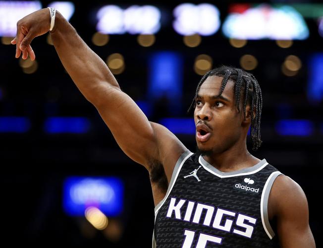 NBA：勇士险胜小牛 库里关键三分救主（库里末节关键三分力挽狂澜 勇士险胜小牛）